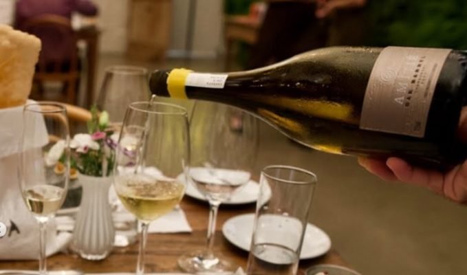 Chardonnay Oak Barrel 2020 da Amitié é ouro em Borgonha Chardonnay Oak Barrel 2020 da Amitié é ouro em Borgonha
