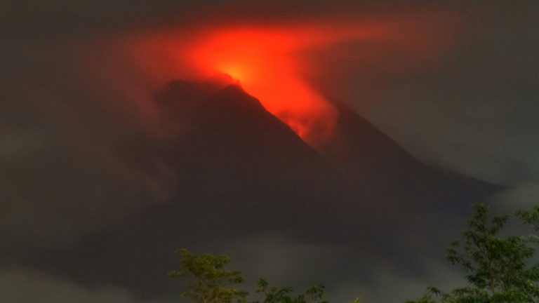Erupção do Merapi força de pessoas na Indonésia