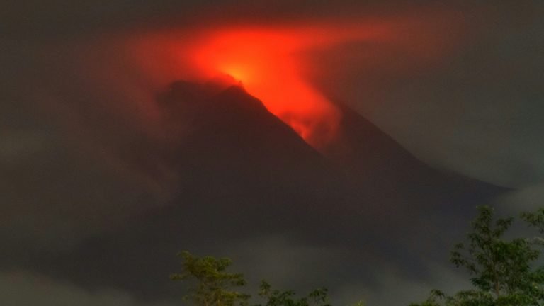 Erupção do Merapi força de pessoas na Indonésia Erupção do Merapi força de pessoas na Indonésia