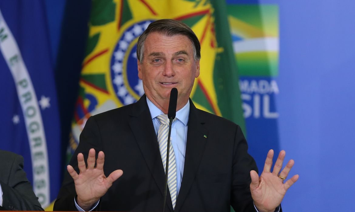 Bolsonaro é hospitalizado novamente em Brasília