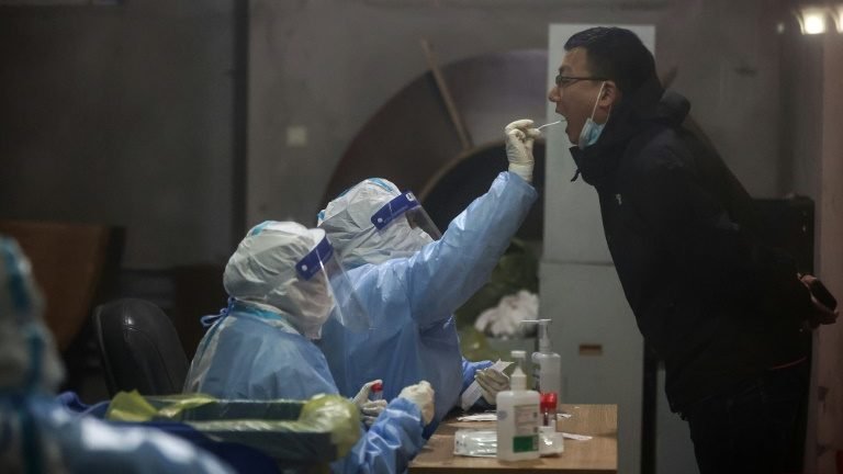 China confina 17 milhões após registrar número mais alto de covid-19 em dois anos China confina 17 milhões após registrar número mais alto de covid-19 em dois anos