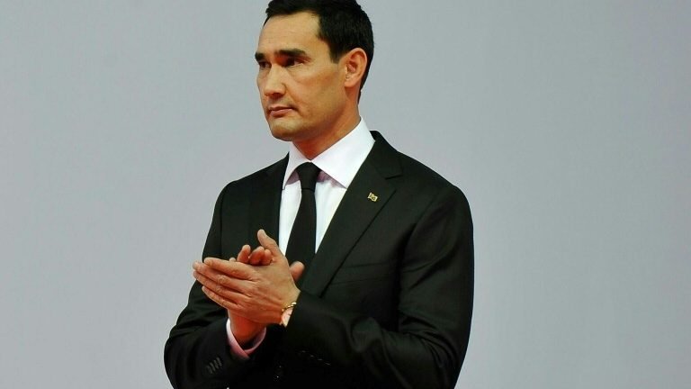 Turcomenistão oficializa a pares-filho nas eleições presidenciais Turcomenistão oficializa a pares-filho nas eleições presidenciais