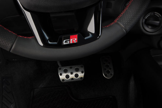 Identificação da Gazoo Racing no volante e os pedais em aço escovado