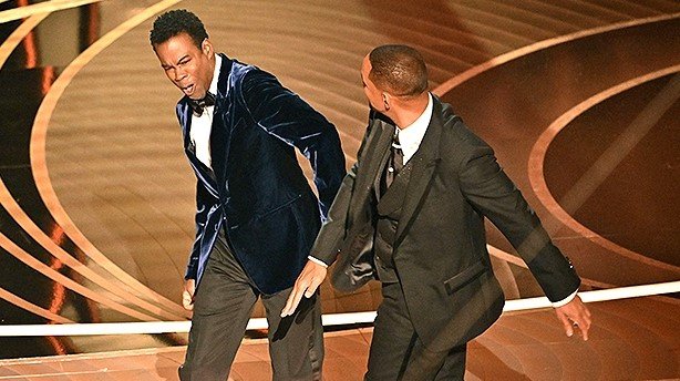 Chris Rock detona Will Smith e esposa Jada na Netflix, um ano ap&oacute;s tapa