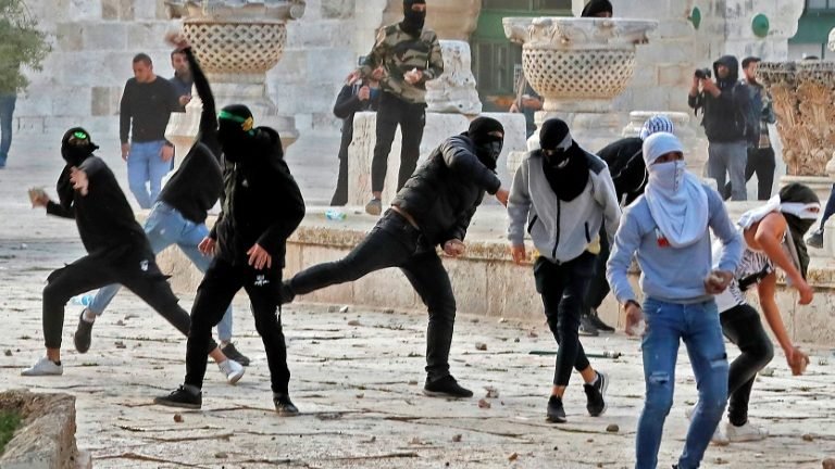 Novos inimigos entre palestinos e policiais israelenses na Esplanada das Mesquitas Novos inimigos entre palestinos e policiais israelenses na Esplanada das Mesquitas