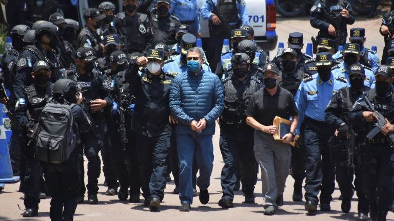 Honduras extradita o ex-presidente Hernández, acusado de narcotráfico nos EUA Honduras extradita o ex-presidente Hernández, acusado de narcotráfico nos EUA
