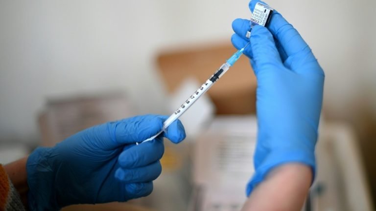 Paciente de covid-19 no Reino Unido testa positivo por registro de 505 dias Paciente de covid-19 no Reino Unido testa positivo por registro de 505 dias