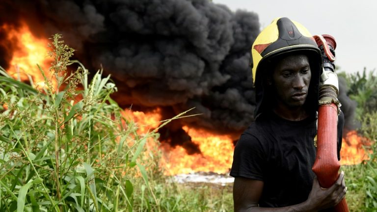 Ao menos 80 mortos na explosão da refinaria ilegal de petróleo na Nigéria