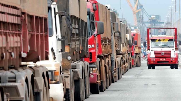 DOS DOIS LADOS Porto de Santos terá programas diferentes para administração das vias marítimas e controle dos acessos terrestres.
