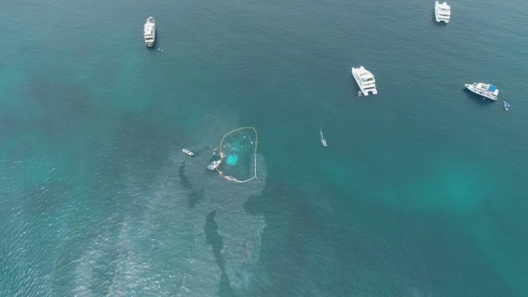 Embarcação que afundou em Galápagos com 2.000 galões de diesel deixou mancha 'superficial'