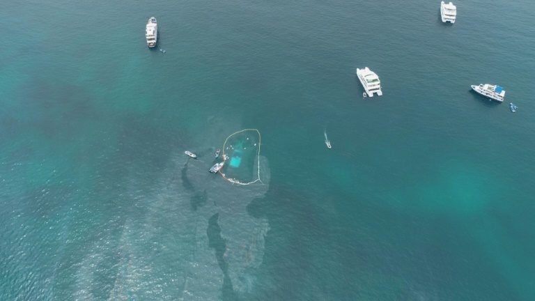 Embarcação que afundou em Galápagos com 2.000 galões de diesel deixou mancha 'superficial' Embarcação que afundou em Galápagos com 2.000 galões de diesel deixou mancha 'superficial'