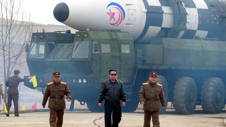 Coreia do Norte testa novo sistema para melhorar diligência de 'armas táticas' Coreia do Norte testa novo sistema para melhorar diligência de 'armas táticas'