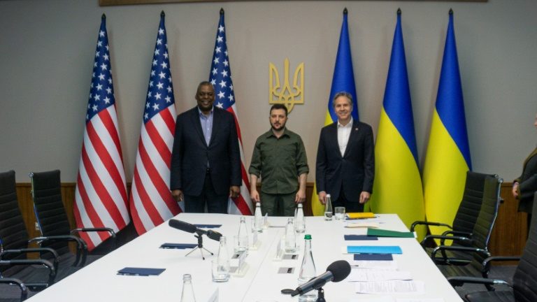 Ucrânia pode vencer a guerra com o equipamento 'certo', afirma secretário de Defesa americano
