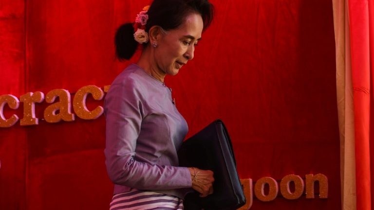 Tribunal de Mianmar julgamento de julgamento a contra ver Suu Kyi