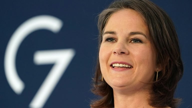 G7 nunca reconhecerá as fronteiras que a Rússia deseja modificar à força G7 nunca reconhecerá as fronteiras que a Rússia deseja modificar à força