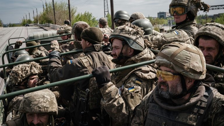 Soldados da 81ª brigada ucraniana se retiram exaustos da frente do leste