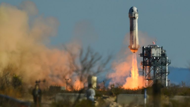 Blue Origin agenda voo espacial com brasileiro para 20 de maio