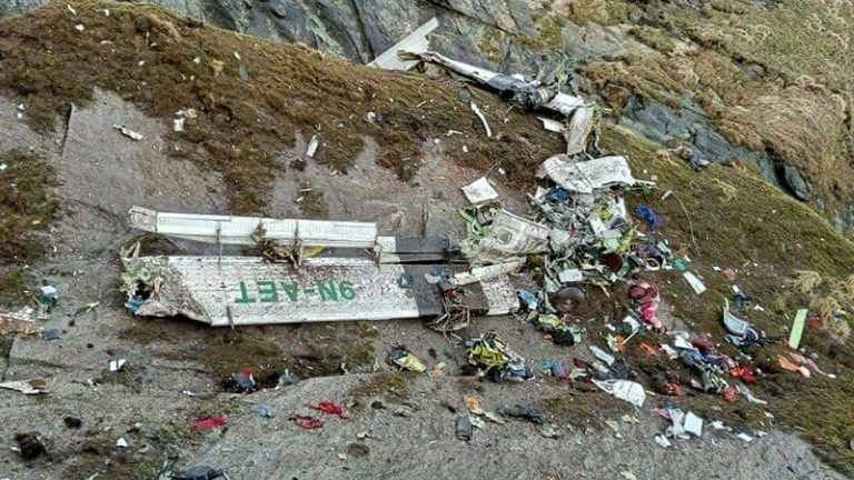 Equipes de emergência encontram 16 corpos em área de queda de avião no Nepal Equipes de emergência encontram 16 corpos em área de queda de avião no Nepal