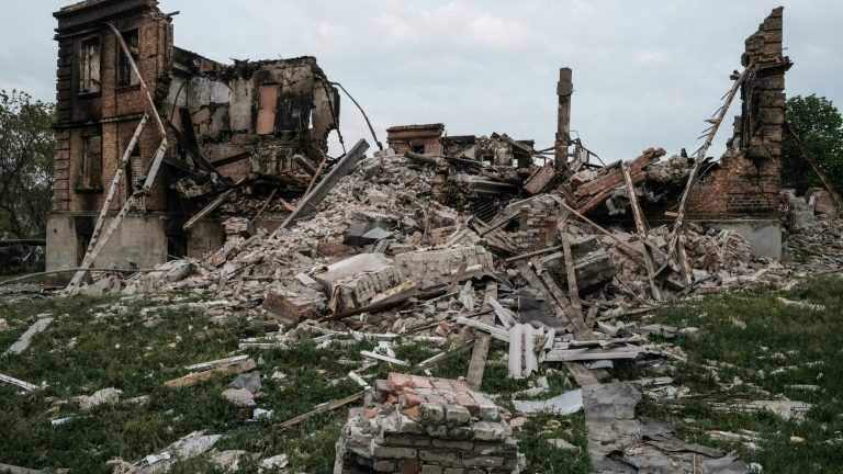Ruínas e civis abandonados em Bilogorivka, coração da batalha pelo Donbass