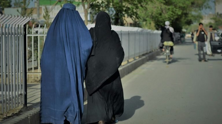 Enviado dos EUA reúne-se com diplomata talibã e pressiona por direitos das mulheres Enviado dos EUA reúne-se com diplomata talibã e pressiona por direitos das mulheres