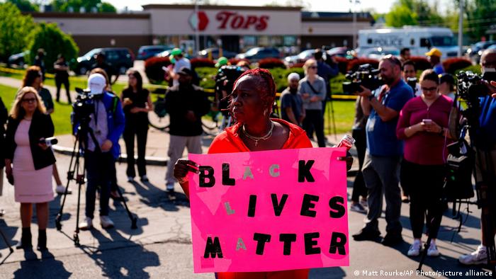 Atirador de Buffalo queria matar negros, dizem autoridades