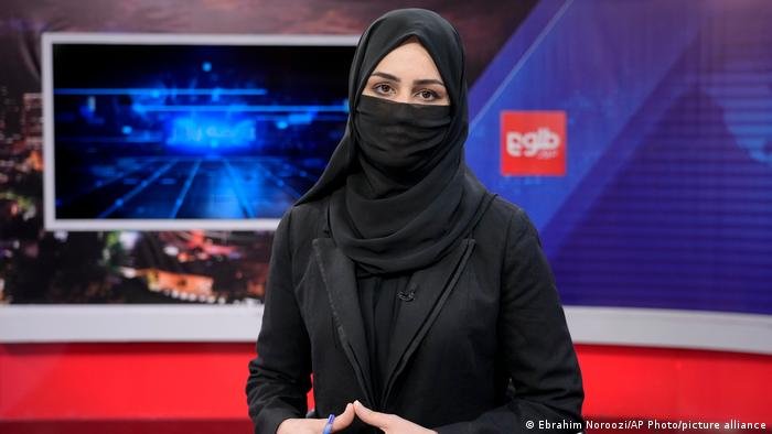 Jornalistas afegãs cobrem o rosto por ordem do Talibã Jornalistas afegãs cobrem o rosto por ordem do Talibã