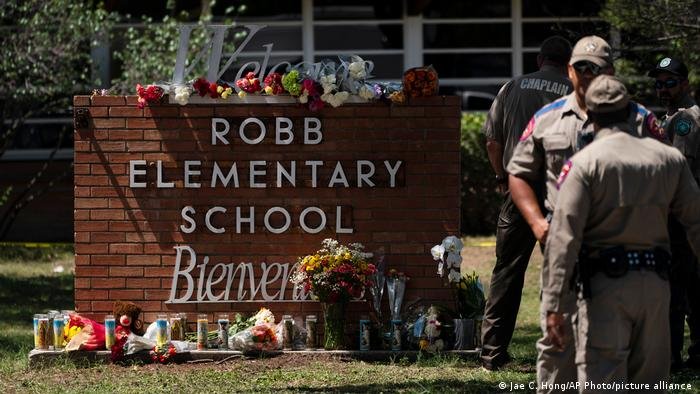 Pais de vítimas de chacina no Texas criticam resposta da polícia Pais de vítimas de chacina no Texas criticam resposta da polícia