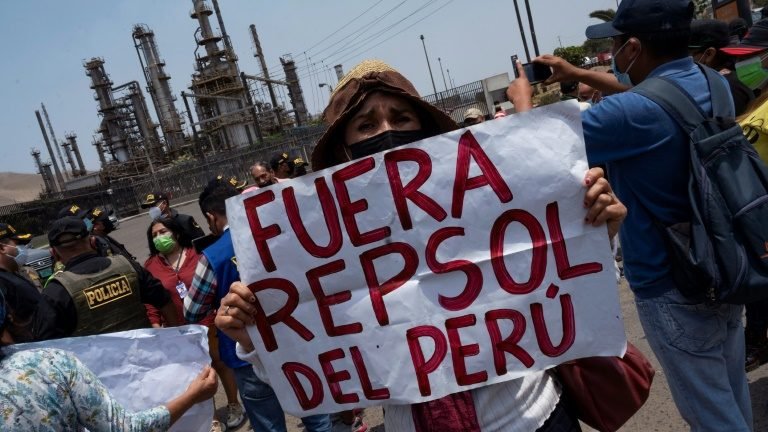 Peru processa petroleira espanhola Repsol em US$ 4,5 bilhões por vazamento de óleo Peru processa petroleira espanhola Repsol em US$ 4,5 bilhões por vazamento de óleo