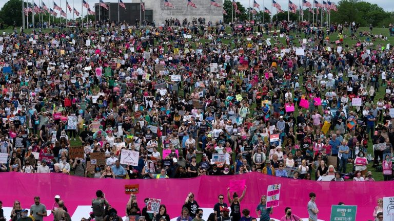 Manifestação a favor do acesso ao aborto no Monumento a Washington, na capital dos Estados Unidos, em 14 de maio de 2022 - AFP