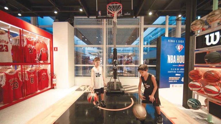 EXPERIÊNCIA EM QUADRA Cliente que visita a NBA Store Arena tem a possibilidade de jogar basquete, visualizar tênis autografado por Kevin Durant, além de encontrar mais de 2 mil produtos de jogadores,  franquias e liga.