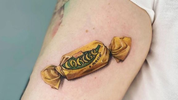 Mulher tatua bombom Caribe e ganha 10kg do chocolate Mulher tatua bombom Caribe e ganha 10kg do chocolate