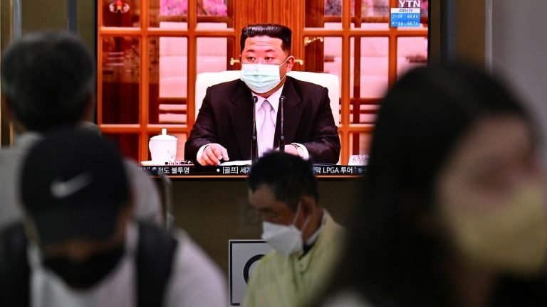 Coreia do Norte registra 21 mortes em seu primeiro surto de covid Coreia do Norte registra 21 mortes em seu primeiro surto de covid