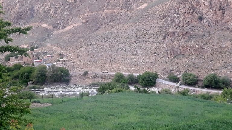 Civis afegãos fogem em massa de combates em Panjshir Civis afegãos fogem em massa de combates em Panjshir