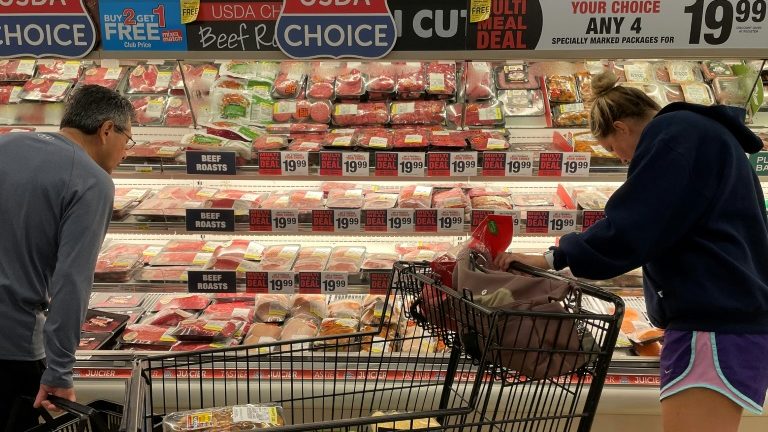 Inflação faz consumidores americanos gastarem mais, mas com cautela