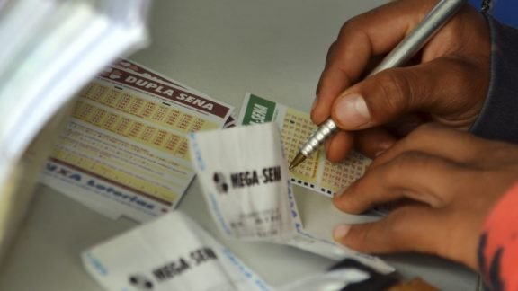 Mega-Sena: ninguém acerta e prêmio vai a R$ 100 milhões Mega-Sena: ninguém acerta e prêmio vai a R$ 100 milhões