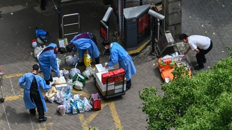 Shanghai residents' anger increases with covid restrictions Shanghai residents' anger increases with covid restrictions