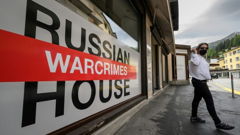 Ucranianos ocupam o edifício tradicionalmente usado pelos russos em Davos para montar uma exibição das atrocidades que eles alegam que foram cometidas pelas tropas russas na invasão da Ucrânia - AFP