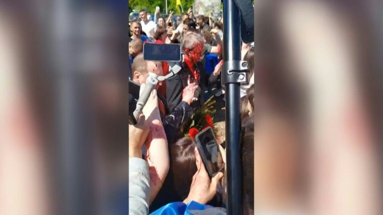 Ativistas jogam líquido vermelho em embaixador russo  - PIOTR HALICKI, journalist Onet.pl / ESN/AFP