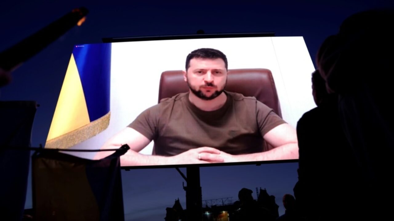 Zelensky diz que Ucr&acirc;nia n&atilde;o permitir&aacute; que R&uacute;ssia 'se aproprie' da vit&oacute;ria  sobre o nazismo - ISTO&Eacute; DINHEIRO