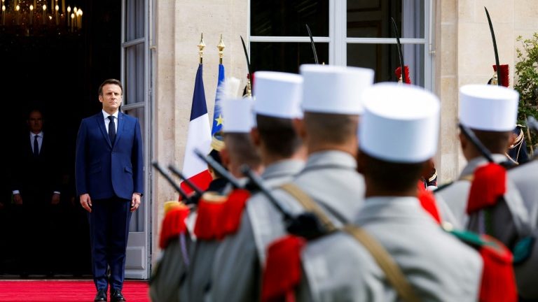 Presidente francês Macron toma posse para um segundo obrigatório