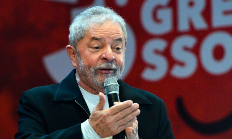 Distância entre Lula e Bolsonaro é de 8 pontos, diz PoderData