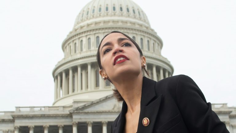 A congressista democrata Alexandria Ocasio-Cortez em frente ao Capitólio, em Washington, D.C., em 4 de janeiro de 2019 - AFP/Arquivos