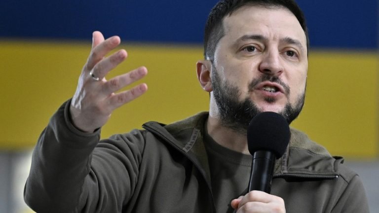 Zelensky se reúne em Kiev com parlamentares dos EUA Zelensky se reúne em Kiev com parlamentares dos EUA