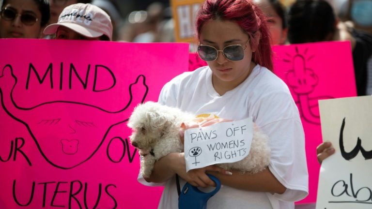 Manifestantes em frente à Prefeitura de Houston, no Texas, durante um protesto a favor do direito ao aborto em 14 de maio de 2022 - AFP