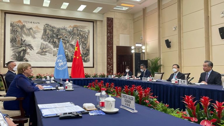 A alta comissária da ONU para os Direitos Humanos, Michelle Bachelet, se reúne com o ministro das Relações Exteriores da China, Wang Yi (D), em 23 de maio de 2022 em Guangzhou - Alto Comisionado DDHH ONU/AFP