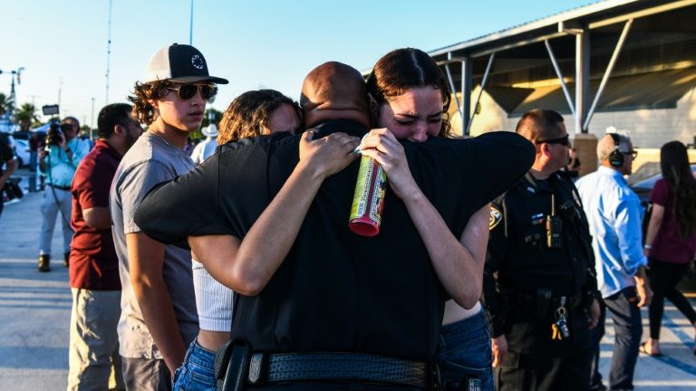 Pessoas se abraçam durante vigília pelas vítimas de massacre em escola de Uvalde,  Texas, em 25 de maio de 2022 - AFP