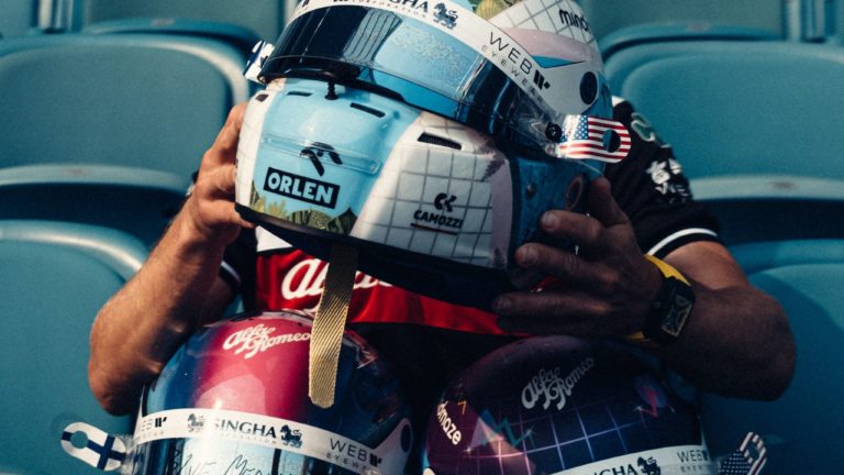 O finlandês Valtteri Bottas ficou escondido atrás dos três capacetes que usaram ao longo do fim de semana