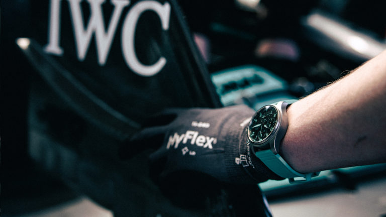 Membro da equipe Mercedes e Fórmula 1 usando o relógio da IWC