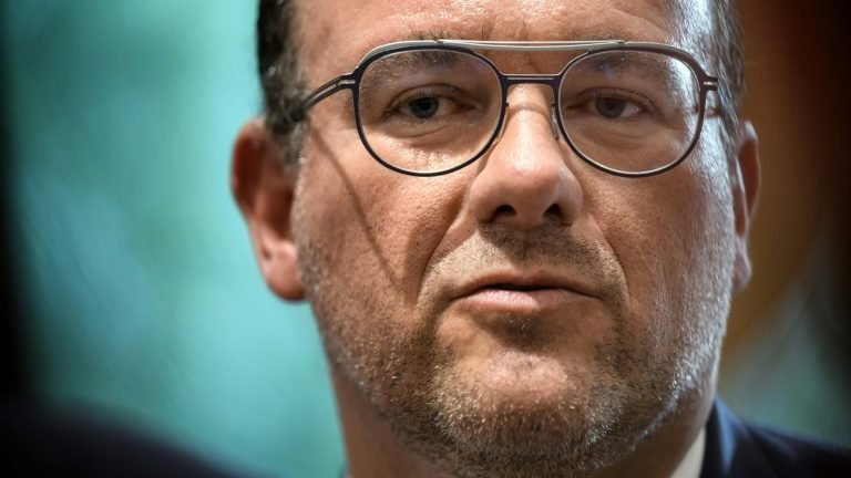 Ministro francês é denunciado por agressão sexual Ministro francês é denunciado por agressão sexual