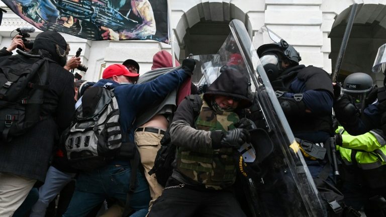 Apoiadores de Donald Trump entram em confronto com a polícia em frente ao Congresso em 6 de janeiro de 2021 em Washington.